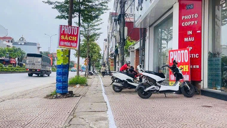 Phúc Thọ tăng cường chỉnh trang đô thị, sơn kẻ vạch đảm bảo an toàn giao thông - Ảnh 1.
