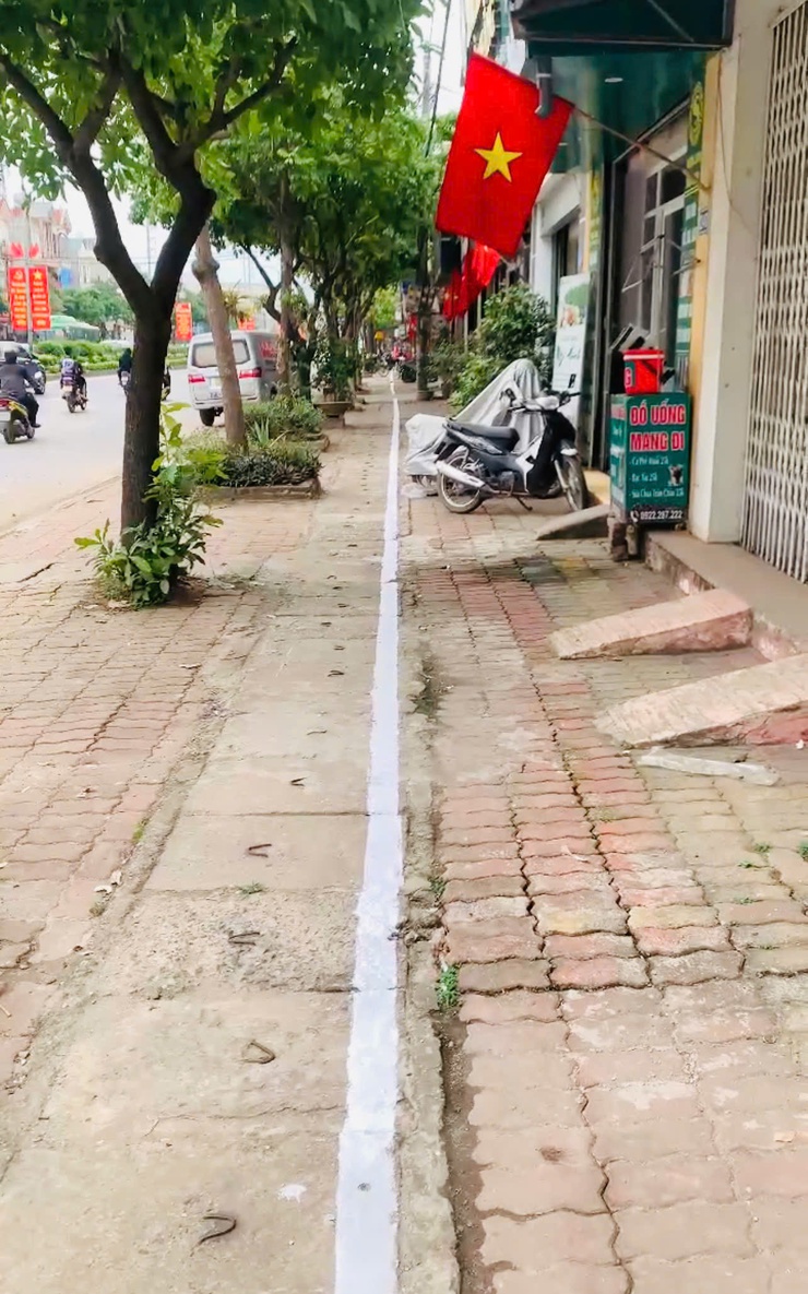 Phúc Thọ tăng cường chỉnh trang đô thị, sơn kẻ vạch đảm bảo an toàn giao thông - Ảnh 2.