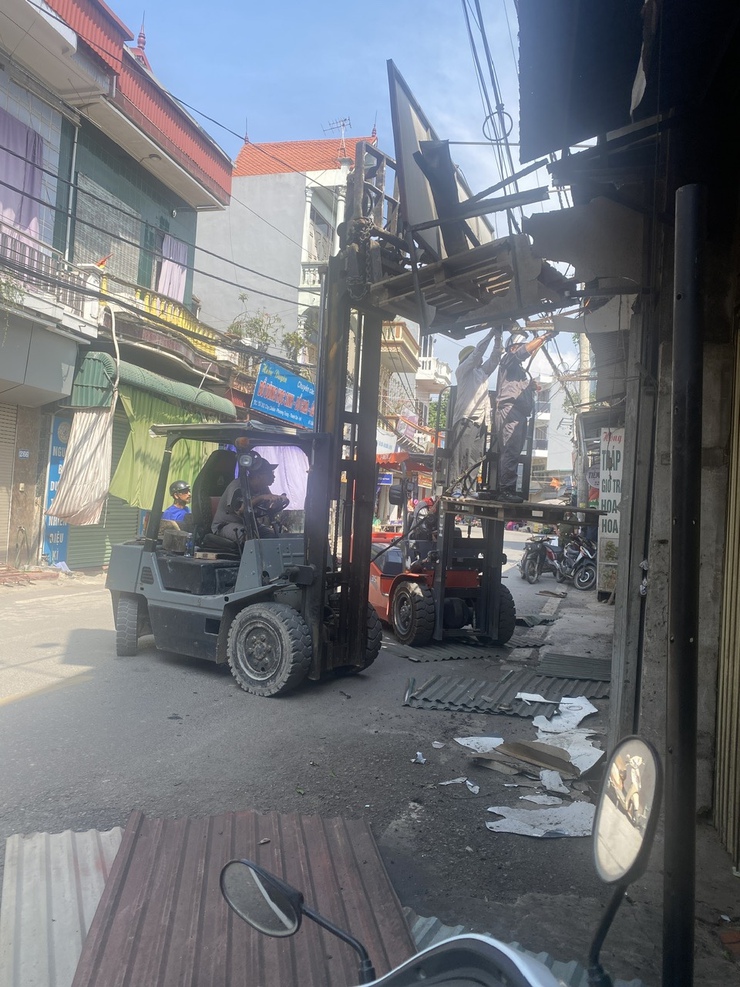 BCĐ 197 xã Thanh Oai tiếp tục ra quân xử lý vi phạm trật tự đô thị, trật tự công cộng, an toàn giao thông trục đường Phương Trung- Ảnh 2.