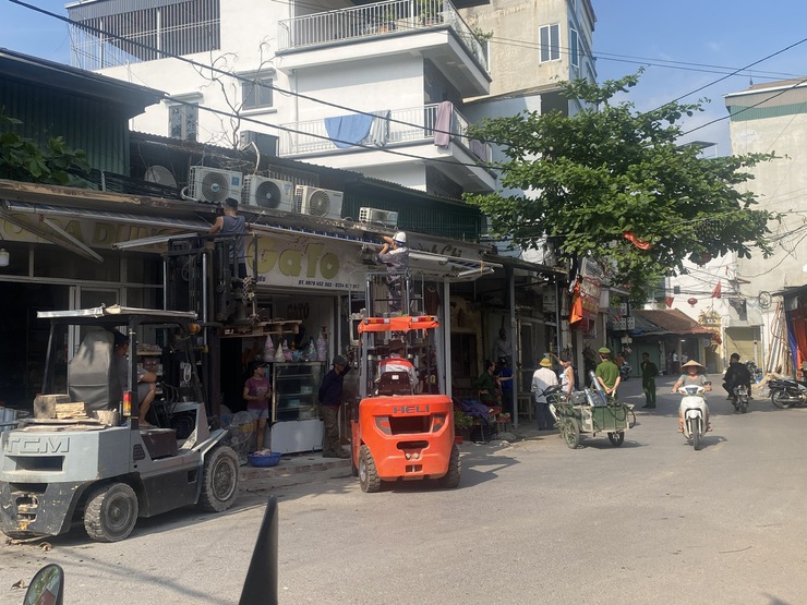 BCĐ 197 xã Thanh Oai tiếp tục ra quân xử lý vi phạm trật tự đô thị, trật tự công cộng, an toàn giao thông trục đường Phương Trung- Ảnh 3.