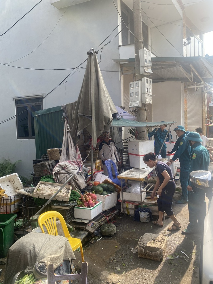 BCĐ 197 xã Thanh Oai tiếp tục ra quân xử lý vi phạm trật tự đô thị, trật tự công cộng, an toàn giao thông trục đường Phương Trung- Ảnh 4.