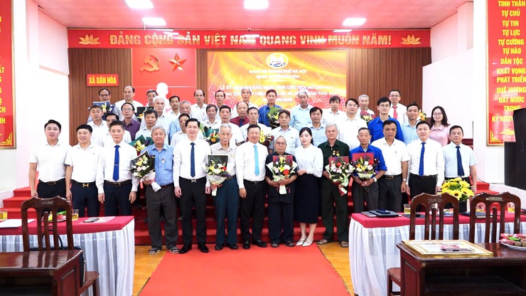 TRAO HUY HIỆU ĐẢNG TẠI XÃ DÂN HÒA: 30 ĐẢNG VIÊN VINH DỰ NHẬN PHẦN THƯỞNG CAO QUÝ NHÂN KỶ NIỆM 136 NĂM NGÀY SINH CHỦ TỊCH HỒ CHÍ MINH 19/5- Ảnh 11.