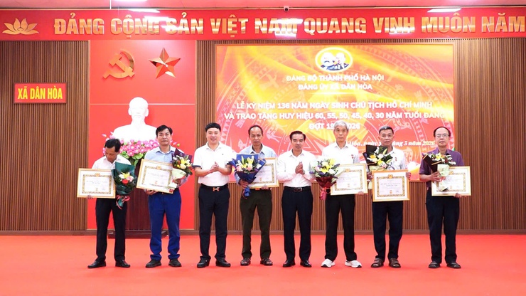 TRAO HUY HIỆU ĐẢNG TẠI XÃ DÂN HÒA: 30 ĐẢNG VIÊN VINH DỰ NHẬN PHẦN THƯỞNG CAO QUÝ NHÂN KỶ NIỆM 136 NĂM NGÀY SINH CHỦ TỊCH HỒ CHÍ MINH 19/5- Ảnh 5.