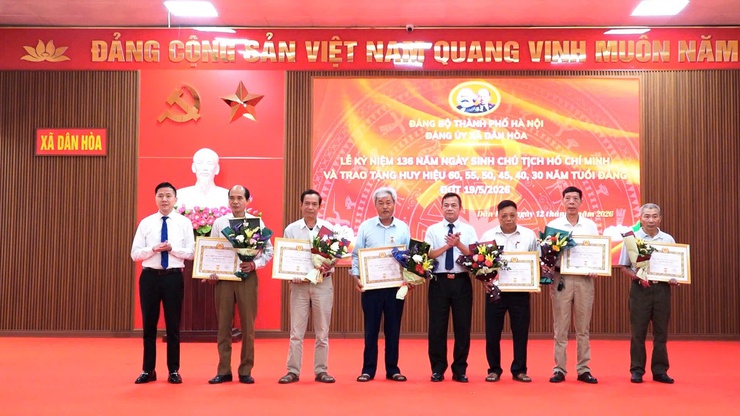 TRAO HUY HIỆU ĐẢNG TẠI XÃ DÂN HÒA: 30 ĐẢNG VIÊN VINH DỰ NHẬN PHẦN THƯỞNG CAO QUÝ NHÂN KỶ NIỆM 136 NĂM NGÀY SINH CHỦ TỊCH HỒ CHÍ MINH 19/5- Ảnh 4.