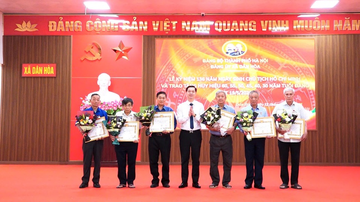 TRAO HUY HIỆU ĐẢNG TẠI XÃ DÂN HÒA: 30 ĐẢNG VIÊN VINH DỰ NHẬN PHẦN THƯỞNG CAO QUÝ NHÂN KỶ NIỆM 136 NĂM NGÀY SINH CHỦ TỊCH HỒ CHÍ MINH 19/5- Ảnh 3.