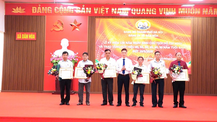 TRAO HUY HIỆU ĐẢNG TẠI XÃ DÂN HÒA: 30 ĐẢNG VIÊN VINH DỰ NHẬN PHẦN THƯỞNG CAO QUÝ NHÂN KỶ NIỆM 136 NĂM NGÀY SINH CHỦ TỊCH HỒ CHÍ MINH 19/5- Ảnh 2.