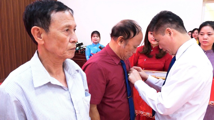 TRAO HUY HIỆU ĐẢNG TẠI XÃ DÂN HÒA: 30 ĐẢNG VIÊN VINH DỰ NHẬN PHẦN THƯỞNG CAO QUÝ NHÂN KỶ NIỆM 136 NĂM NGÀY SINH CHỦ TỊCH HỒ CHÍ MINH 19/5- Ảnh 9.