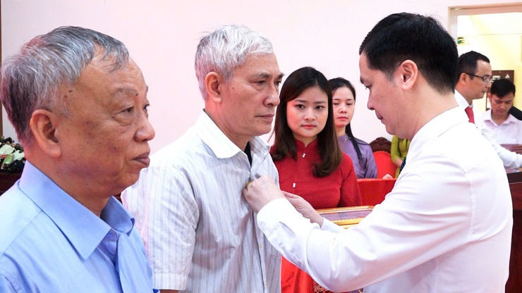 TRAO HUY HIỆU ĐẢNG TẠI XÃ DÂN HÒA: 30 ĐẢNG VIÊN VINH DỰ NHẬN PHẦN THƯỞNG CAO QUÝ NHÂN KỶ NIỆM 136 NĂM NGÀY SINH CHỦ TỊCH HỒ CHÍ MINH 19/5- Ảnh 10.
