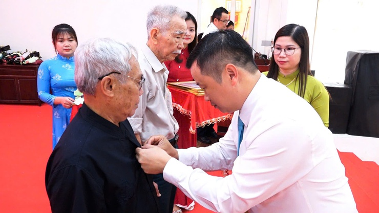 TRAO HUY HIỆU ĐẢNG TẠI XÃ DÂN HÒA: 30 ĐẢNG VIÊN VINH DỰ NHẬN PHẦN THƯỞNG CAO QUÝ NHÂN KỶ NIỆM 136 NĂM NGÀY SINH CHỦ TỊCH HỒ CHÍ MINH 19/5- Ảnh 8.