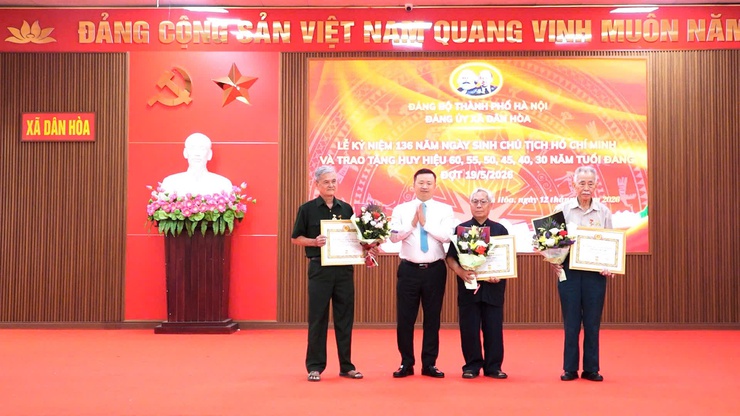 TRAO HUY HIỆU ĐẢNG TẠI XÃ DÂN HÒA: 30 ĐẢNG VIÊN VINH DỰ NHẬN PHẦN THƯỞNG CAO QUÝ NHÂN KỶ NIỆM 136 NĂM NGÀY SINH CHỦ TỊCH HỒ CHÍ MINH 19/5- Ảnh 1.