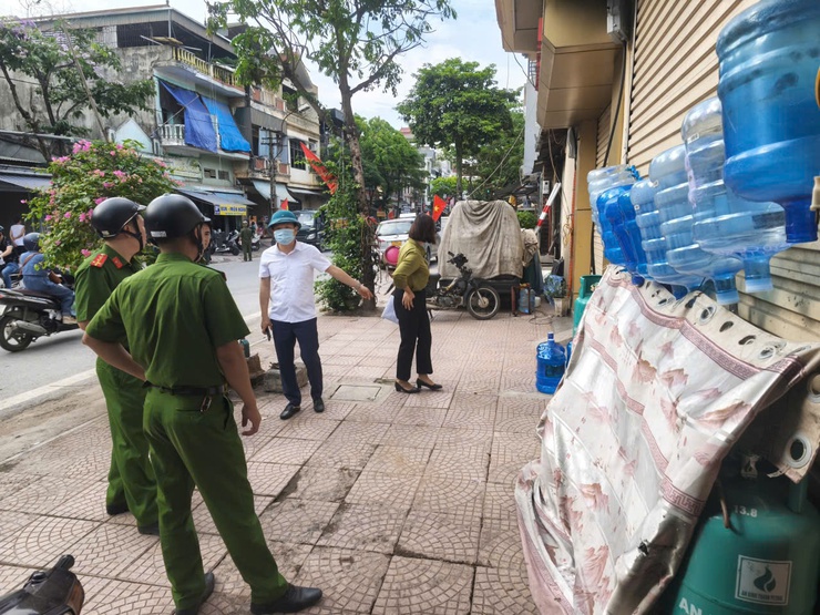 SƠN TÂY TIẾP TỤC ĐỒNG LOẠT RA QUÂN, QUYẾT LIỆT XỬ LÝ VI PHẠM TRẬT TỰ ĐÔ THỊ, VỆ SINH MÔI TRƯỜNG- Ảnh 1.