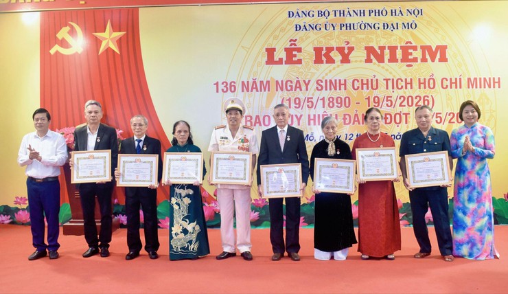 Phường Đại Mỗ tổ chức Lễ trao tặng Huy hiệu Đảng đợt 19/5/2026- Ảnh 4.