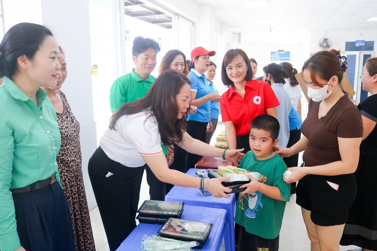 HƯỞNG ỨNG “THÁNG NHÂN ĐẠO” – TRAO YÊU THƯƠNG ĐẾN NGƯỜI BỆNH CÓ HOÀN CẢNH KHÓ KHĂN- Ảnh 11.
