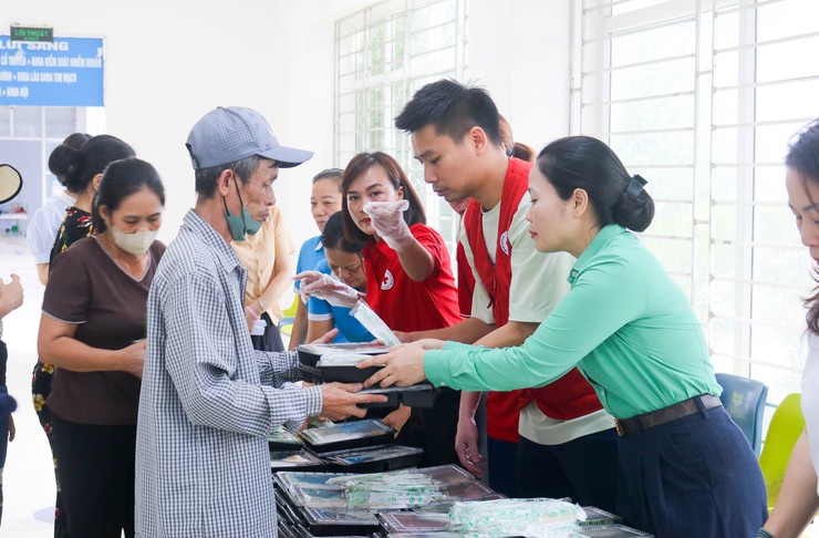 HƯỞNG ỨNG “THÁNG NHÂN ĐẠO” – TRAO YÊU THƯƠNG ĐẾN NGƯỜI BỆNH CÓ HOÀN CẢNH KHÓ KHĂN- Ảnh 12.