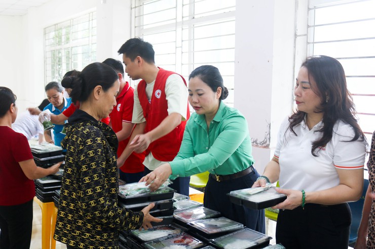 HƯỞNG ỨNG “THÁNG NHÂN ĐẠO” – TRAO YÊU THƯƠNG ĐẾN NGƯỜI BỆNH CÓ HOÀN CẢNH KHÓ KHĂN- Ảnh 13.