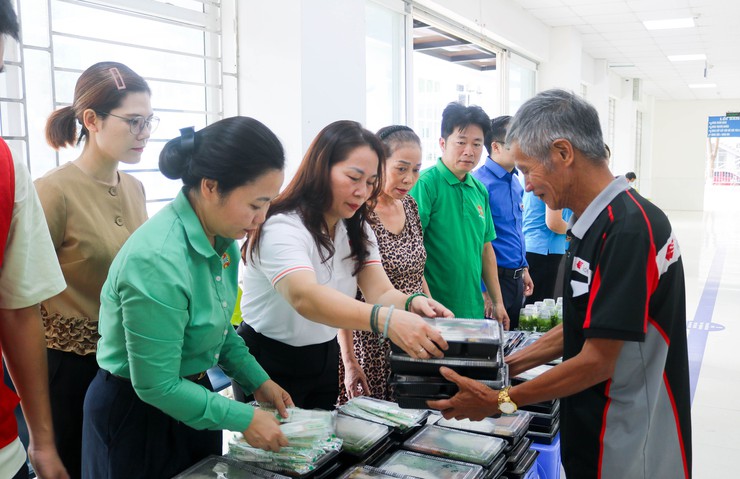 HƯỞNG ỨNG “THÁNG NHÂN ĐẠO” – TRAO YÊU THƯƠNG ĐẾN NGƯỜI BỆNH CÓ HOÀN CẢNH KHÓ KHĂN- Ảnh 14.