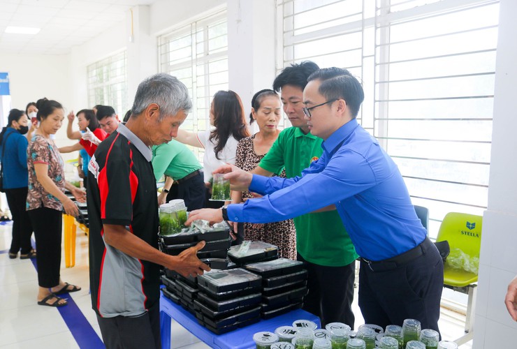 HƯỞNG ỨNG “THÁNG NHÂN ĐẠO” – TRAO YÊU THƯƠNG ĐẾN NGƯỜI BỆNH CÓ HOÀN CẢNH KHÓ KHĂN- Ảnh 15.