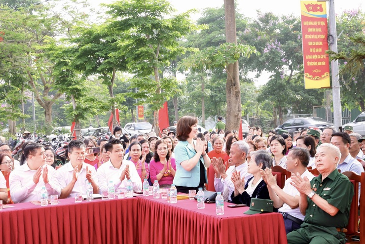 Thư Lâm tổ chức Chương trình chuyên đề học tập và làm theo tư tưởng, đạo đức, phong cách Hồ Chí Minh tại Bia tưởng niệm Bác Hồ về thăm thôn Kính Nỗ- Ảnh 1.