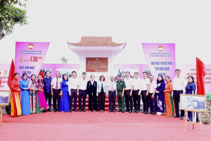 Thư Lâm tổ chức Chương trình chuyên đề học tập và làm theo tư tưởng, đạo đức, phong cách Hồ Chí Minh tại Bia tưởng niệm Bác Hồ về thăm thôn Kính Nỗ- Ảnh 9.