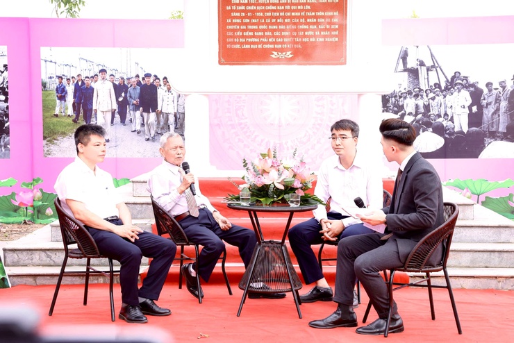 Thư Lâm tổ chức Chương trình chuyên đề học tập và làm theo tư tưởng, đạo đức, phong cách Hồ Chí Minh tại Bia tưởng niệm Bác Hồ về thăm thôn Kính Nỗ- Ảnh 7.