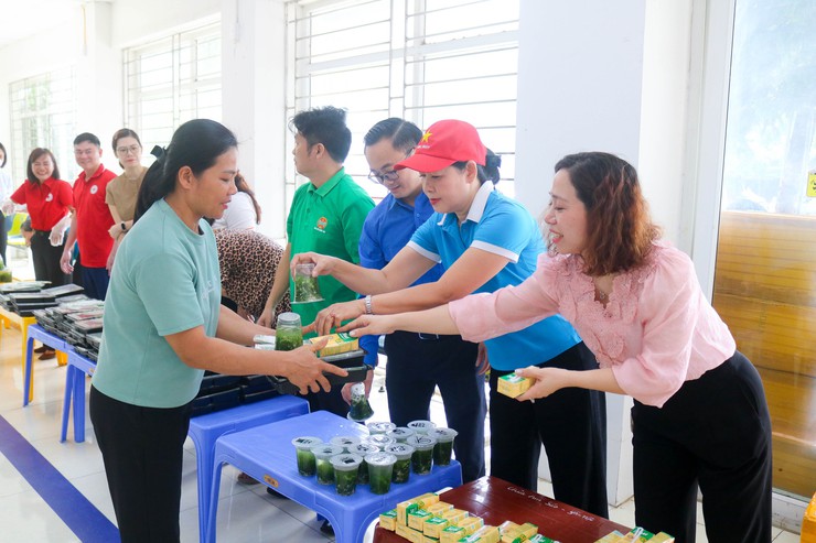 HƯỞNG ỨNG “THÁNG NHÂN ĐẠO” – TRAO YÊU THƯƠNG ĐẾN NGƯỜI BỆNH CÓ HOÀN CẢNH KHÓ KHĂN- Ảnh 18.