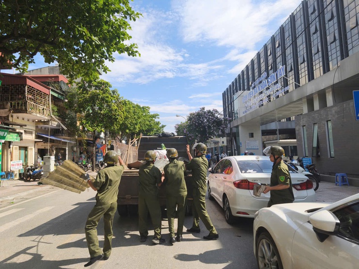SƠN TÂY TIẾP TỤC ĐỒNG LOẠT RA QUÂN, QUYẾT LIỆT XỬ LÝ VI PHẠM TRẬT TỰ ĐÔ THỊ, VỆ SINH MÔI TRƯỜNG- Ảnh 2.