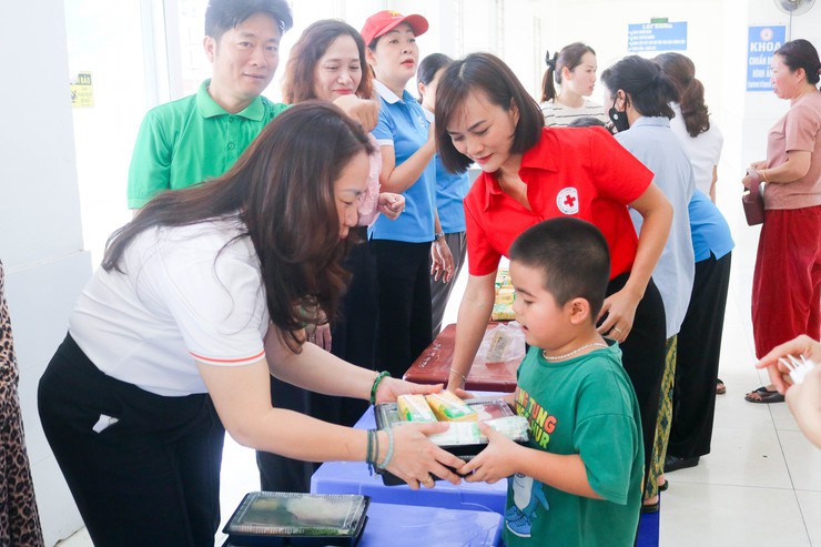 HƯỞNG ỨNG “THÁNG NHÂN ĐẠO” – TRAO YÊU THƯƠNG ĐẾN NGƯỜI BỆNH CÓ HOÀN CẢNH KHÓ KHĂN- Ảnh 21.