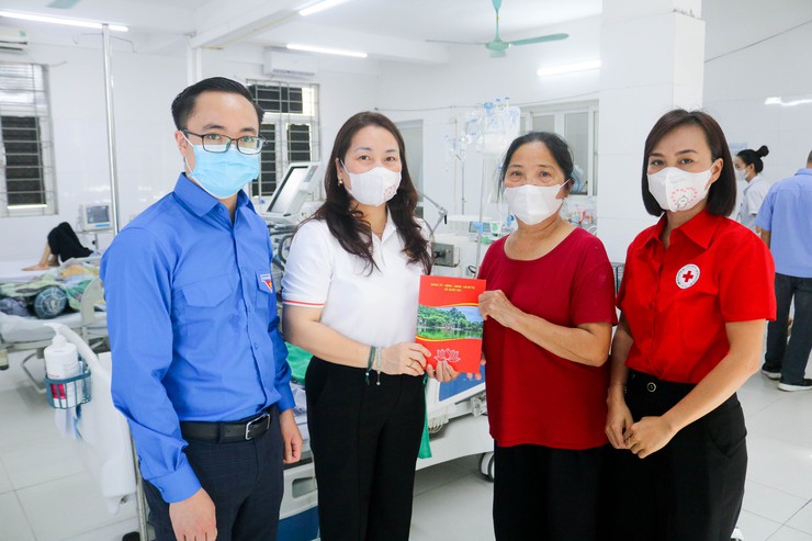HƯỞNG ỨNG “THÁNG NHÂN ĐẠO” – TRAO YÊU THƯƠNG ĐẾN NGƯỜI BỆNH CÓ HOÀN CẢNH KHÓ KHĂN- Ảnh 25.