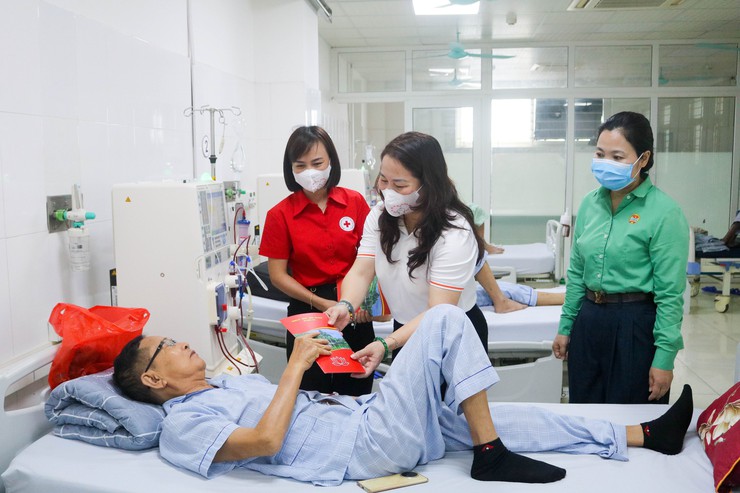 HƯỞNG ỨNG “THÁNG NHÂN ĐẠO” – TRAO YÊU THƯƠNG ĐẾN NGƯỜI BỆNH CÓ HOÀN CẢNH KHÓ KHĂN- Ảnh 27.