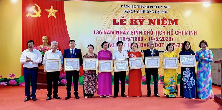 Phường Đại Mỗ tổ chức Lễ trao tặng Huy hiệu Đảng đợt 19/5/2026- Ảnh 11.