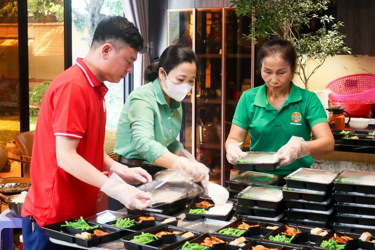 HƯỞNG ỨNG “THÁNG NHÂN ĐẠO” – TRAO YÊU THƯƠNG ĐẾN NGƯỜI BỆNH CÓ HOÀN CẢNH KHÓ KHĂN- Ảnh 3.