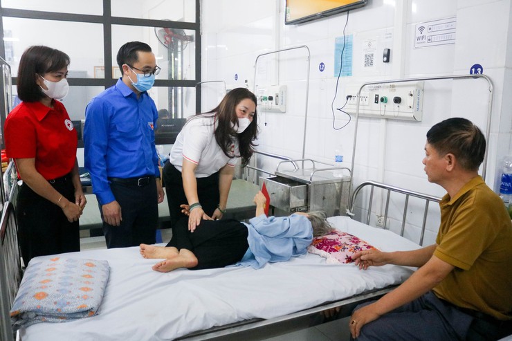 HƯỞNG ỨNG “THÁNG NHÂN ĐẠO” – TRAO YÊU THƯƠNG ĐẾN NGƯỜI BỆNH CÓ HOÀN CẢNH KHÓ KHĂN- Ảnh 30.
