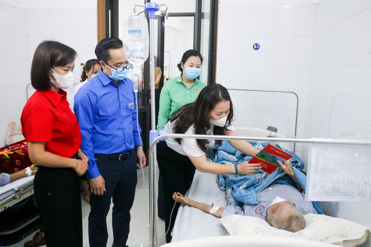 HƯỞNG ỨNG “THÁNG NHÂN ĐẠO” – TRAO YÊU THƯƠNG ĐẾN NGƯỜI BỆNH CÓ HOÀN CẢNH KHÓ KHĂN- Ảnh 31.
