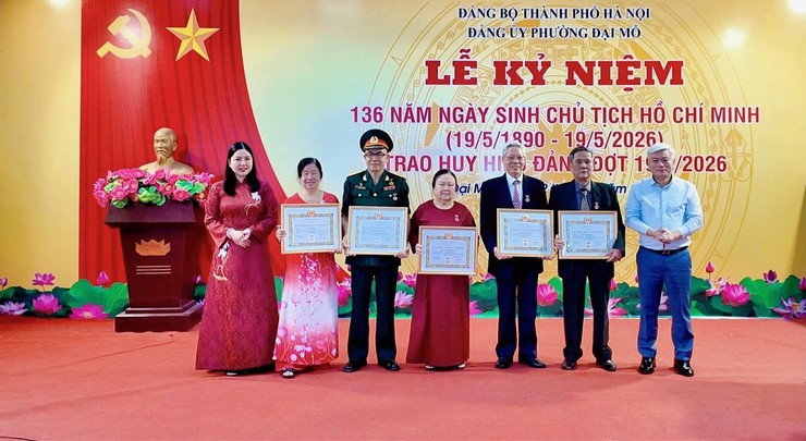 Phường Đại Mỗ tổ chức Lễ trao tặng Huy hiệu Đảng đợt 19/5/2026- Ảnh 10.