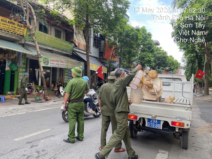 SƠN TÂY TIẾP TỤC ĐỒNG LOẠT RA QUÂN, QUYẾT LIỆT XỬ LÝ VI PHẠM TRẬT TỰ ĐÔ THỊ, VỆ SINH MÔI TRƯỜNG- Ảnh 5.