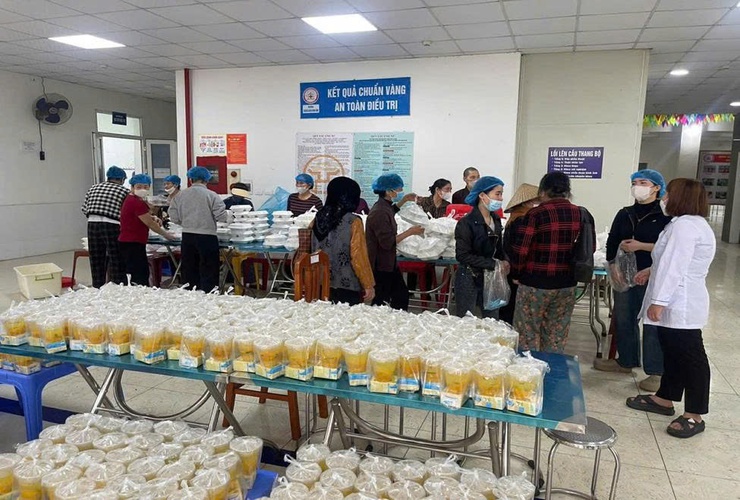 Gương người tốt việc tốt "Tấm gương sáng trong thiện nguyện"
Chị Nguyễn Thị Giang thành viên trong đội thiện nguyện tại Chùa Am Sáo Thôn Yên Nội - Hưng Đạo - Hà Nội- Ảnh 2.