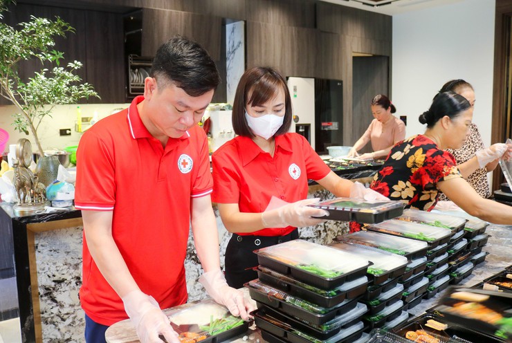 HƯỞNG ỨNG “THÁNG NHÂN ĐẠO” – TRAO YÊU THƯƠNG ĐẾN NGƯỜI BỆNH CÓ HOÀN CẢNH KHÓ KHĂN- Ảnh 5.