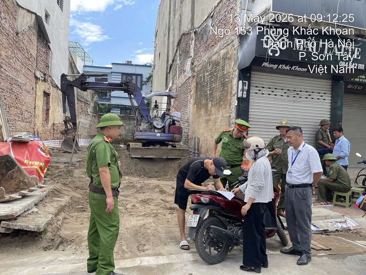 SƠN TÂY TIẾP TỤC ĐỒNG LOẠT RA QUÂN, QUYẾT LIỆT XỬ LÝ VI PHẠM TRẬT TỰ ĐÔ THỊ, VỆ SINH MÔI TRƯỜNG- Ảnh 4.