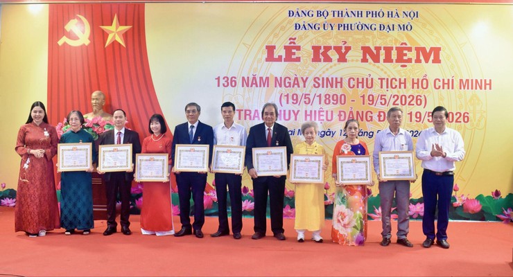 Phường Đại Mỗ tổ chức Lễ trao tặng Huy hiệu Đảng đợt 19/5/2026- Ảnh 8.