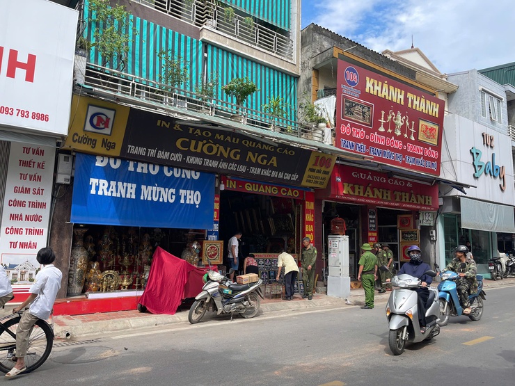 SƠN TÂY TIẾP TỤC ĐỒNG LOẠT RA QUÂN, QUYẾT LIỆT XỬ LÝ VI PHẠM TRẬT TỰ ĐÔ THỊ, VỆ SINH MÔI TRƯỜNG- Ảnh 6.