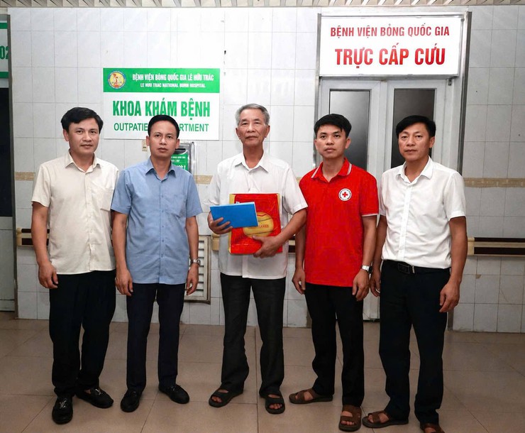 Khói lửa bao trùm căn nhà nghèo, người phụ nữ tâm thần bỏng nặng - Ảnh 3.