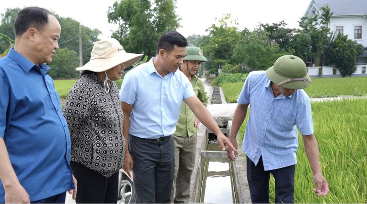 TRUNG TÂM DỊCH VỤ TỔNG HỢP XÃ THANH OAI PHỐI HỢP CHI CỤC TRỒNG TRỌT VÀ BẢO VỆ THỰC VẬT HÀ NỘI, HTX ĐỖ ĐỘNG KIỂM TRA, THĂM ĐỒNG VỤ XUÂN 2026- Ảnh 1.