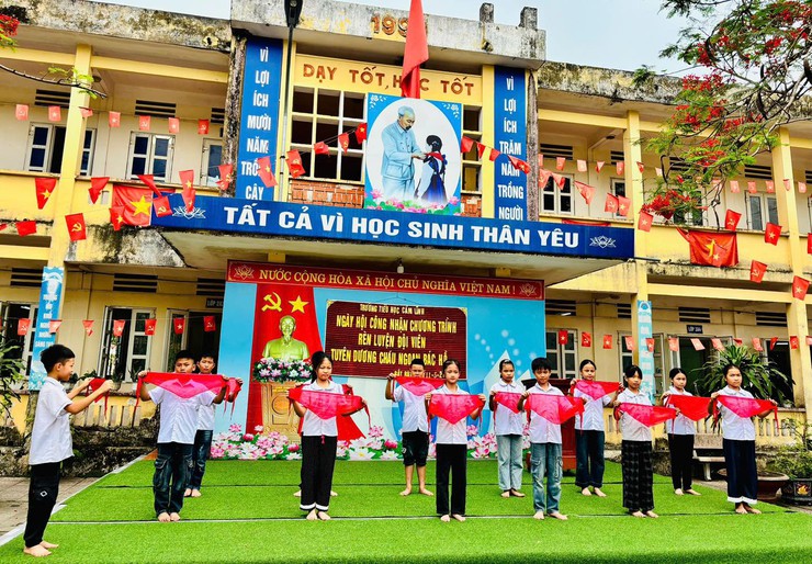 Rực rỡ sắc màu tháng 5: Sôi nổi chuỗi hoạt động kỷ niệm 85 năm ngày thành lập đội và 136 năm ngày sinh Bác Hồ kính yêu- Ảnh 2.