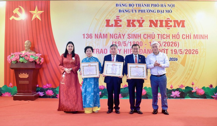 Phường Đại Mỗ tổ chức Lễ trao tặng Huy hiệu Đảng đợt 19/5/2026- Ảnh 7.
