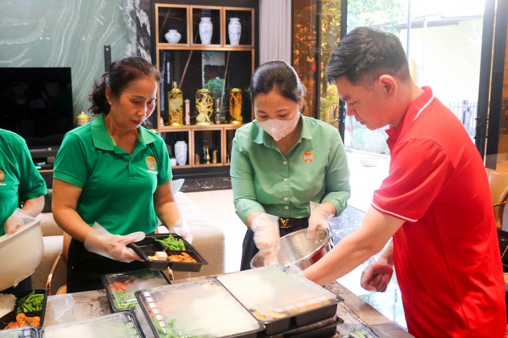 HƯỞNG ỨNG “THÁNG NHÂN ĐẠO” – TRAO YÊU THƯƠNG ĐẾN NGƯỜI BỆNH CÓ HOÀN CẢNH KHÓ KHĂN- Ảnh 7.