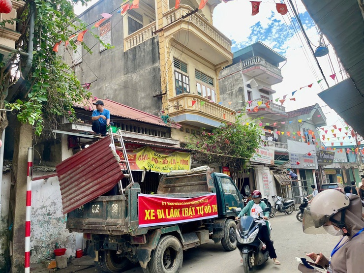 SƠN TÂY TIẾP TỤC ĐỒNG LOẠT RA QUÂN, QUYẾT LIỆT XỬ LÝ VI PHẠM TRẬT TỰ ĐÔ THỊ, VỆ SINH MÔI TRƯỜNG- Ảnh 7.