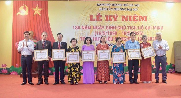 Phường Đại Mỗ tổ chức Lễ trao tặng Huy hiệu Đảng đợt 19/5/2026- Ảnh 6.