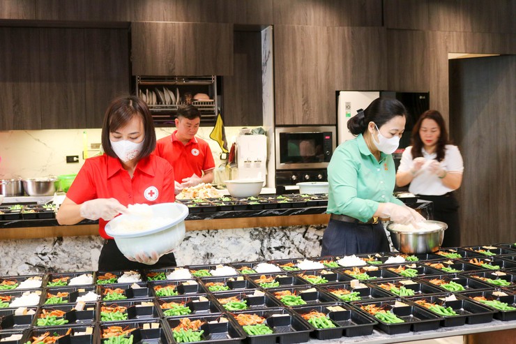 HƯỞNG ỨNG “THÁNG NHÂN ĐẠO” – TRAO YÊU THƯƠNG ĐẾN NGƯỜI BỆNH CÓ HOÀN CẢNH KHÓ KHĂN- Ảnh 8.