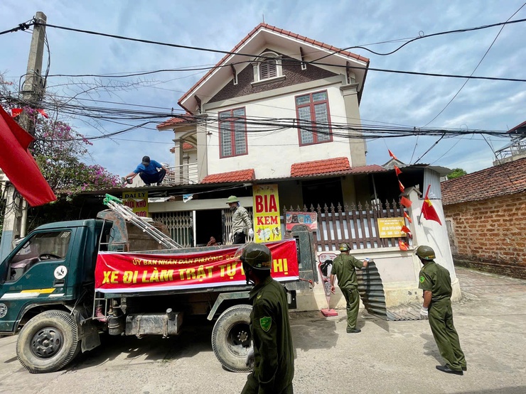 SƠN TÂY TIẾP TỤC ĐỒNG LOẠT RA QUÂN, QUYẾT LIỆT XỬ LÝ VI PHẠM TRẬT TỰ ĐÔ THỊ, VỆ SINH MÔI TRƯỜNG- Ảnh 8.