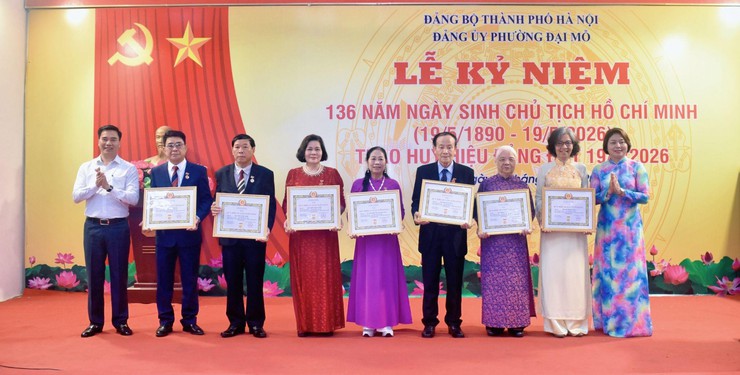 Phường Đại Mỗ tổ chức Lễ trao tặng Huy hiệu Đảng đợt 19/5/2026- Ảnh 5.